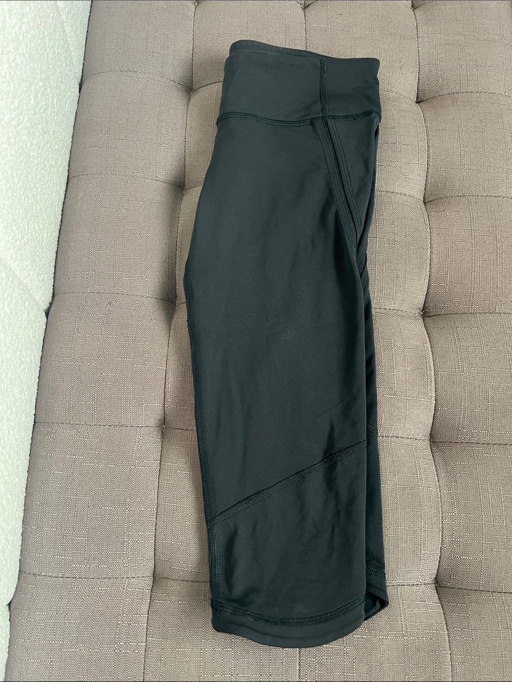 Black LULULEMON Cropped Athletic Leggings // size 4